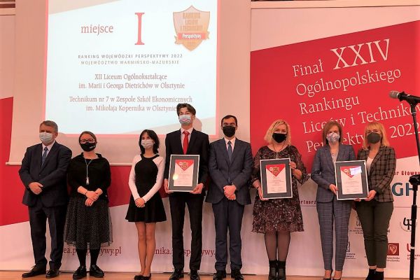 Zdjęcie 8 osób trzymających 3 dyplomy