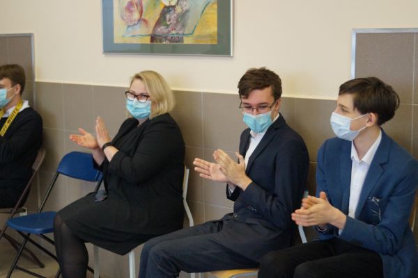 Aplauz po ogłoszeniu wyników