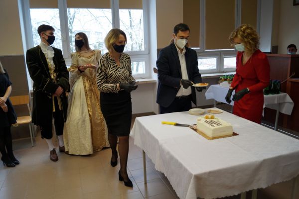 Pan dyrektor i uroczysty tort