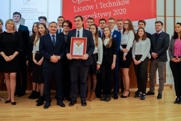 Grono Pedagogiczne z uczniami i dyplomem