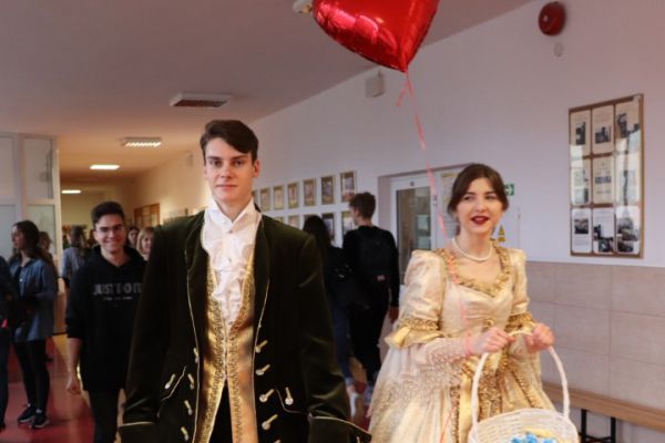 Sapieha i Sapieżanka niosą cukierki