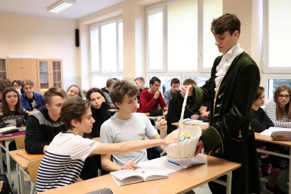 Sapieha częstuje cukierkami