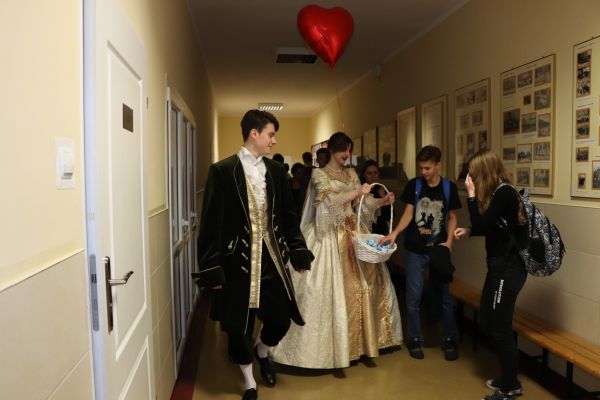 Sapieżanka częstuje cukierkami