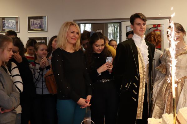 Pani wicedyrektor przy torcie