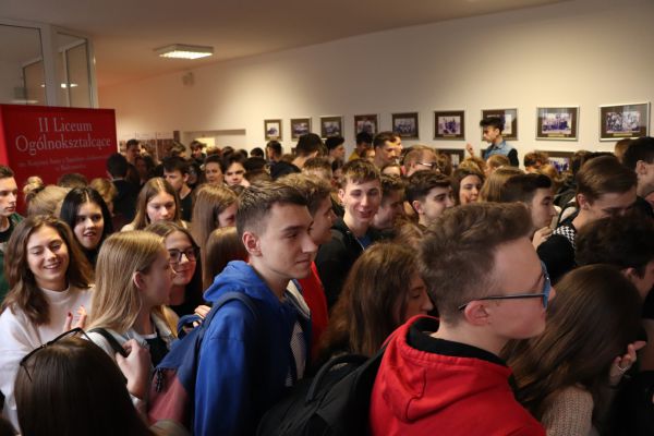 Uczniowie w oczekiwaniu na poczestunek