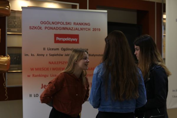 Uczniowie i tablica pamiatkowa