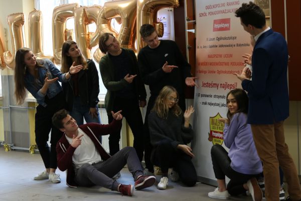 Uczniowie przy tablicy pamiątkowej