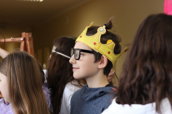 Uczeń z koroną na głowie