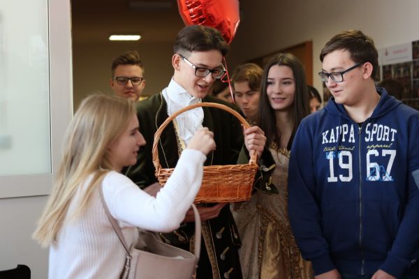 Sapieha i kosz z cukierkami