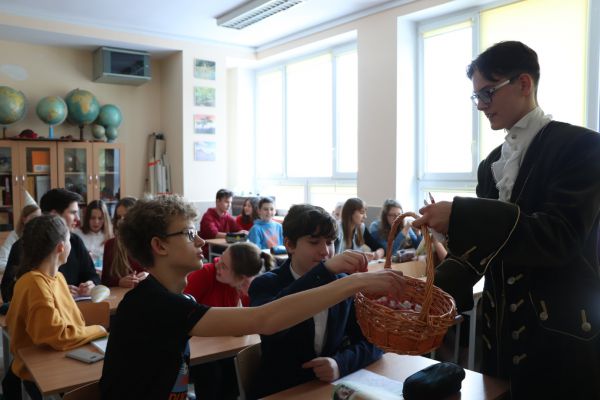 Sapieha częstuje cukierkami