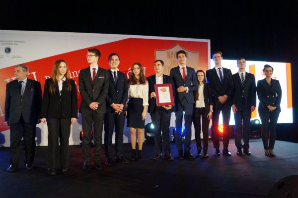 Wspólne zdjęcie z dyplomem