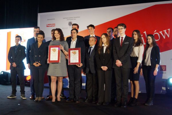 Wspólne zdjęcie z dyplomem