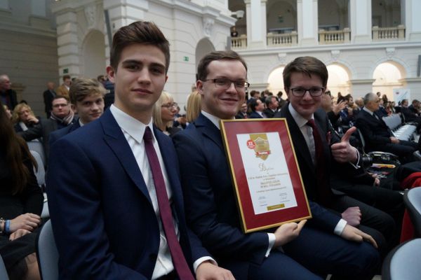 Uczniowie z dyplomem