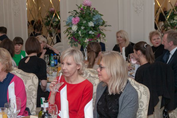 Wspólne zdjęcie przy stole