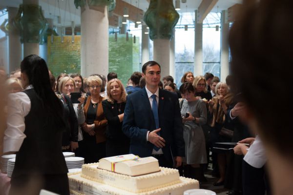 Pan dyrektor przy torcie urodzinowym