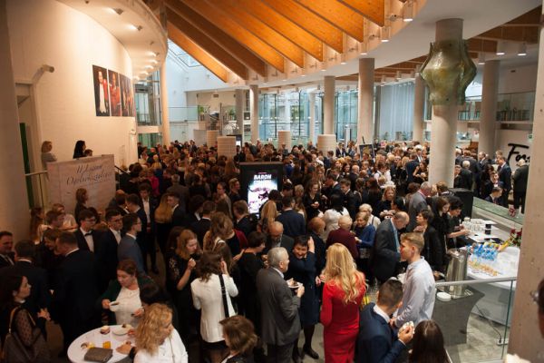 Degustacja tortu w holu opery