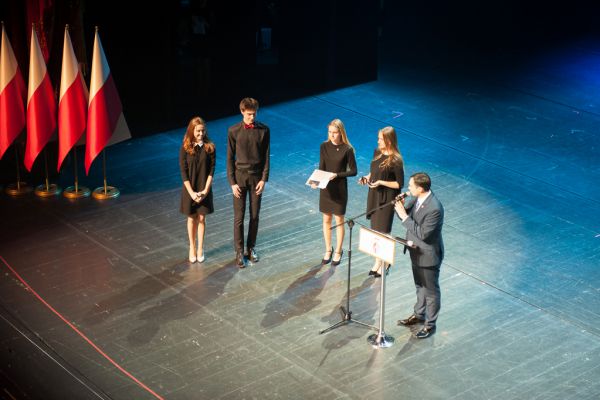 Uczniowie II LO i Pan dyrektor