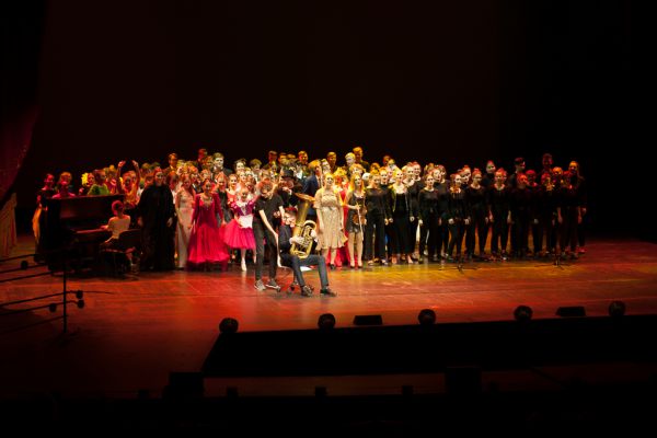 Wspólne zdjęcie uczestników spektaklu