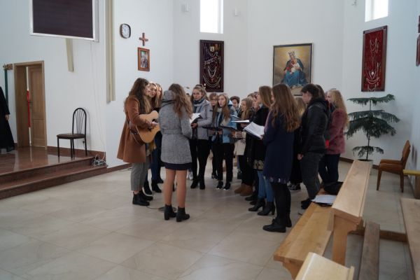 Przygotowania do mszy chór