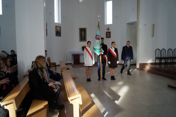 Sztandar Szkoły w kościele