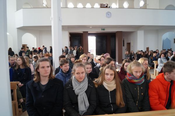 Uczniowie w kościele