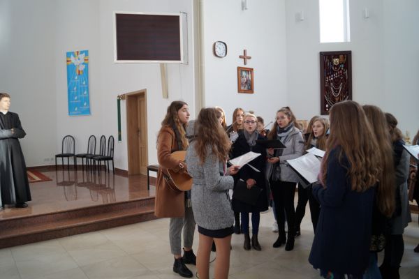 Chór szkolny w kościele