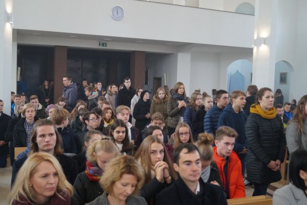 Dyrekcja i uczniowie w kościele