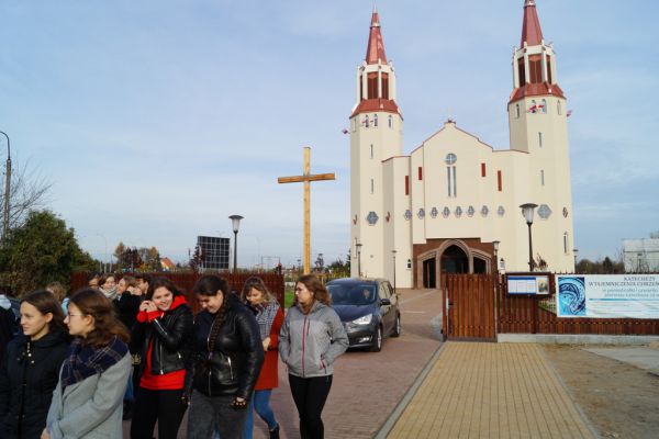 Uczniowie II LO przed kościołem