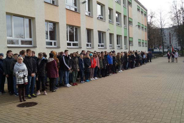 Uczniowie w oczekiwaniu na uroczystość