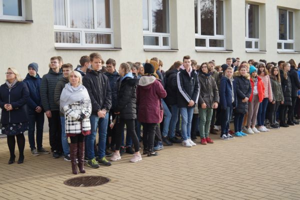 Uczniowie przed budynkiem szkoły