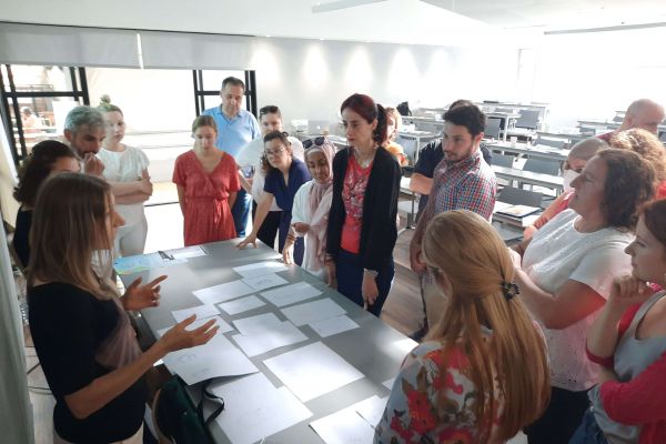 Burza mózgów, projekty na stole 